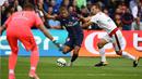 Striker PSG, Kylian M'Bappe, berusaha melewati bek Girondins Bordeaux, Vukasin Jovanovic, pada laga Liga 1 Prancis di Stadion Parc des Princes, Sabtu (30/9/2017). PSG menang 6-2 atas Girondins Bordeaux. (AFP/Franck Fife)