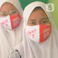 Para santri saat sosialisasi 3M (memakai masker, mencuci tangan dengan sabun, dan menjaga jarak) di Ponpes Daarul Rahman, Jakarta, Rabu (18/11/2020). Kegiatan ini untuk meningkatkan kesadaran generasi muda tentang pentingnya 3M dalam memutus mata rantai penyebaran covid-19. (merdeka.com/Arie Basuki)