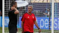 Manajer Manchester United Jose Mourinho berbincang dengan Michael Carrick saat sesi latihan di Philip II Arena di Skopje, Macedonia, (7 /8). MU akan bertanding melawan Real Madrid pada final Piala UEFA Super Cup 2017. (AP Photo / Boris Grdanoski)