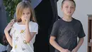 Jolie mengajak Vivienne dan Knox utuk berbelanja di kawasan Malibu. Ini merupakan penampilan Jolie untuk yang kesekian kalinya di depan umum di tengah proses cerainya bersama Pitt berlangsung. (doc.dailymail.com)