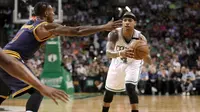 Guard Boston Celtics,Isaiah Thomas, saat bermain kontra Cleveland Cavaliers pada Gim 2 final Wilayah Timur, Jumat (19/5/2017) waktu setempat.  (AP Photo/Elise Amendola)