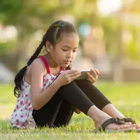 ilustrasi anak main gawai/copyright Shutterstock
