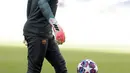 Kiper Barcelona, Marc-Andre ter Stegen menjuggling bola selama sesi latihan di stadion Da Luz, Lisbon, Portugal (13/8/2020). Barcelona akan bertanding melawan Bayern Munchen pada perempat final Liga Champions di Estadio da Luz.  (Rafael Marchante/Pool via AP)