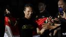 Petarung Indonesia, Priscilla Lumban Gaol, bersiap menghadapi petarung Filipina, Angelie Sabanal, pada laga One Championship di Istora Senayan, Jakarta, Sabtu (17/11). Priscilla meraih kemenangan angka di kelas atomweight. (Bola.com/Yoppy Renato)