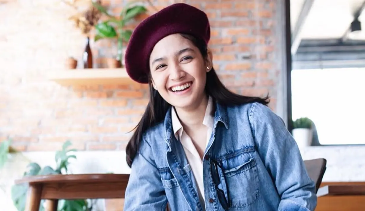 Denim menjadi busana pilihan banyak orang karena bisa memberikan kesan santai dan stylish. Hal itu juga dilakukan oleh Cut Syifa. Pemeran Intan dalam sinetron Samudra Cinta ini tampil trendi dengan jaket denim. (Liputan6.com/IG/cutsyifaa)