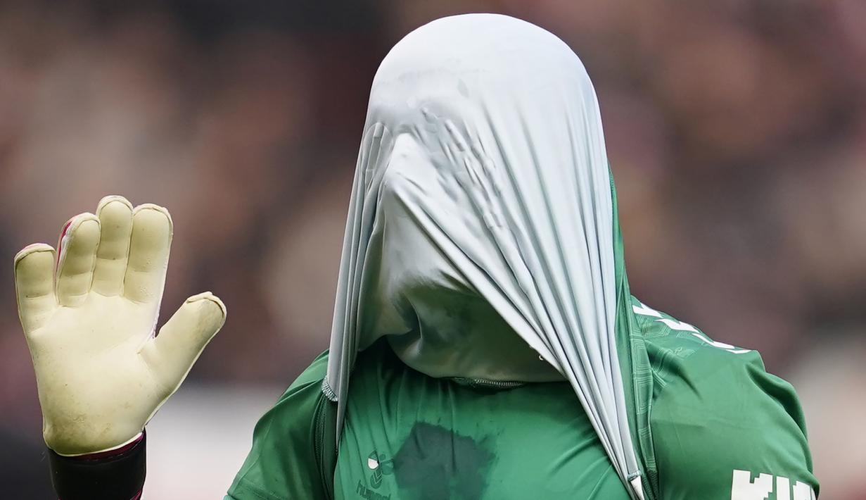 Reaksi kecewa kiper Everton, Jordan Pickford setelah kebobolan gol kedua saat menghadapi Manchester United pada laga pekan ke-28 Premier League 2023/2024 di Old Trafford Stadium, Manchester, Sabtu (9/3/2024). (AP Photo/Dave Thompson)
