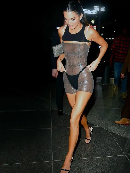 Kendall Jenner tampil berani mengenakan bodysuit payet tipis transparan dari Chanel tahun 1994, dipadukan dengan thong hitam dan straps mutiara. [Foto: IG/danixmichelle].
