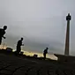 Petugas keamanan berolahraga sore di kawasan Monas, Jakarta, Kamis (31/3/2016). Rutinnya penertiban membuat kawasan Monas kini lebih tertata rapi dan bebas dari PKL. (Liputan6.com/Imamnuel Antonius)