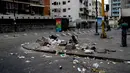 Sampah mengotori jalan dan trotoar di Caracas, Venezuela, Senin (25/3). Warga miskin yang kelaparan akibat krisis mencari makanan dari sisa sampah rumah tangga. (AP Photo/Natacha Pisarenko)