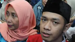 Dede Luthfi Alfiandi, pembawa bendera Merah Putih saat aksi siswa Sekolah Menengah Kejuruan (SMK) di kawasan DPR/MPR RI pada September lalu, bersiap menjalani sidang perdana di Pengadilan Negeri Jakarta Pusat, Kamis (12/12/2019). Sidang mendengar pembacaan dakwaan. (Liputan6.com/Helmi Fithriansyah)