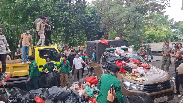 Mahasiswa di Tangel buang sampah di halaman kantor wali kota Tangsel. (Liputan6.com/Pramita Tristiawati)