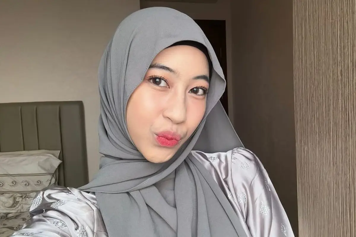 Inspirasi Padu Padan Busana Shimmer Bernuansa Cool Tone untuk Halal Bihalal dari Natasha Rizky, Adiba Khanza, hingga Amanda Manopo