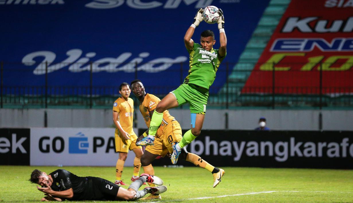 Pemuda asal Sumatera Barat tersebut sukses melakukan clean sheet sebanyak tiga kali dalam enam penampilannya. Salah satu penyelamatan gemilang Teja yaitu menahan tendangan penalti Ezechiel N'doasel untuk mempertahankan keunggulan 2-0 Persib. (Bola.com/Bagaskara Lazuardi)