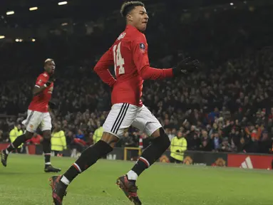 Pemain Manchester United, Jesse Lingard (kanan) buka keunggulan Setan Merah pada menit ke-84 saat melawan Derby County pada laga PIala FA di Old Trafford, Manchester, (5/1/2018). Manchester United menang 2-0. (AFP/Lindsey Parbaby)