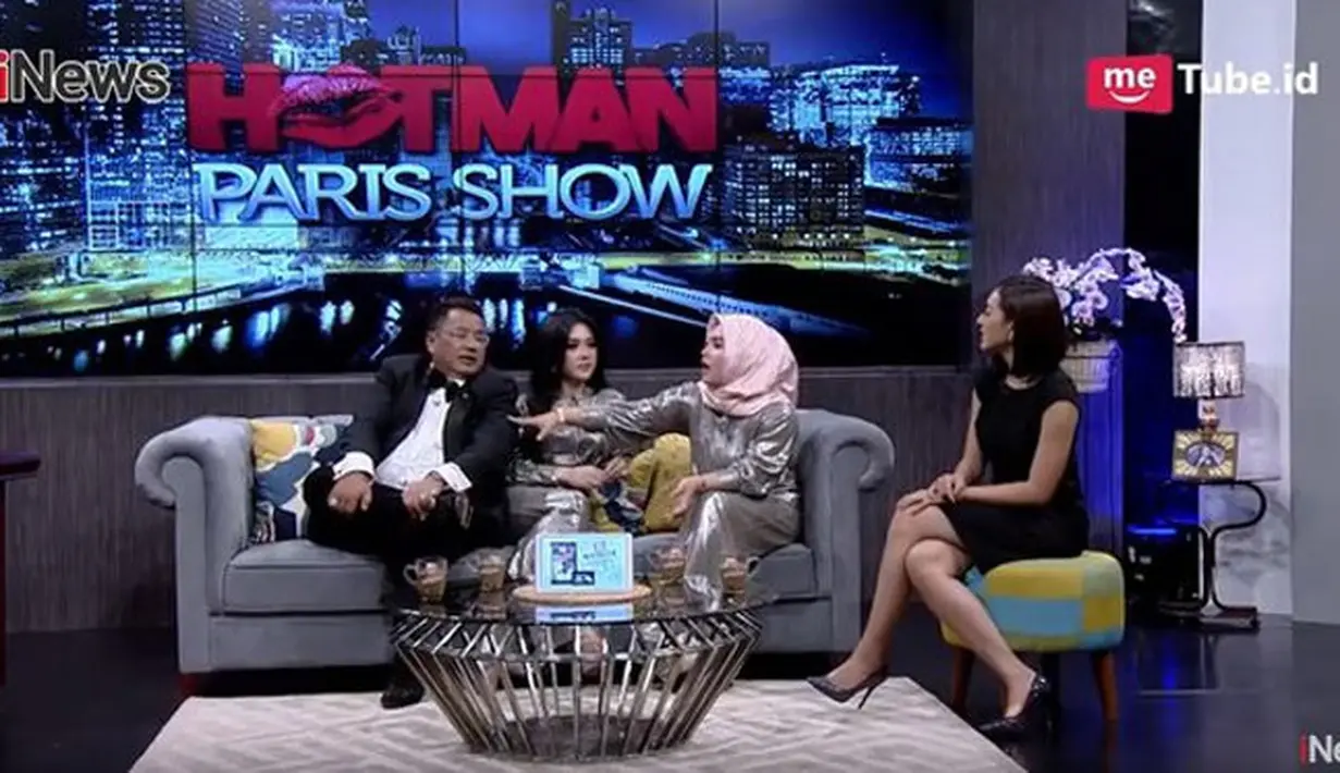 "Nyanyinya dia, Rp 200 juta untuk sekali show. Kadang sehari bisa dua kali. Kadang ada yang private, itu tarifnya kadang 3 kali lipat. Tapi yang begini-begini nggak kuungkapin kan," ujar Aisyahrani kepada Hotman Paris Hutapea di acara Hotman Paris Show.