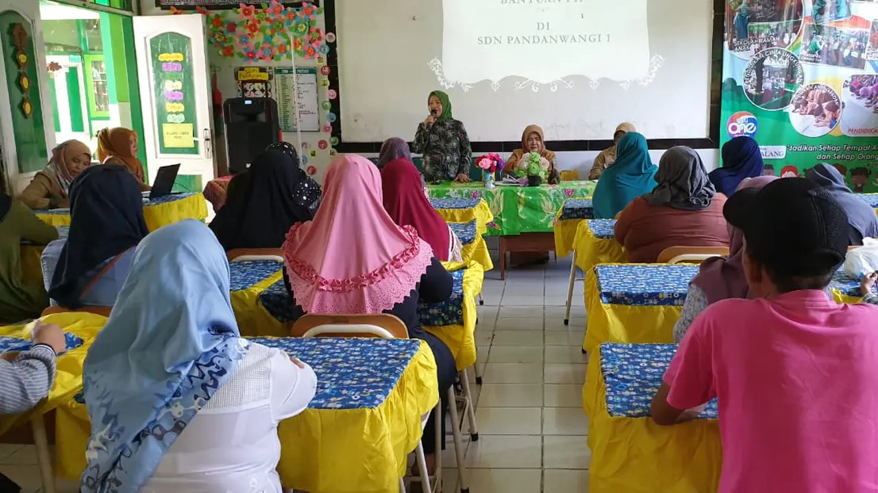 Anggota Fraksi PKB DPR Latifah Shohib mengisi acara parenting di Malang.