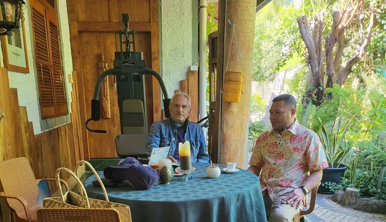 Merespons pertemuan langka ini, Krisdayanti bungah dan bangga. Ia senang Ramos Horta meluangkan waktu untuk mengobrol dengan Raul Lemos. Sebuah doa indah dilantun sang diva. “Bangga dan haru semoga upaya cita-cita membangun bangsanya bisa dipercayakan tali estafet kepada para pemuda yang memang seharusnya melanjutkan perjuangan dan membangun peradaban,” cuitnya. (Foto: Dok. Instagram @raullemos06)