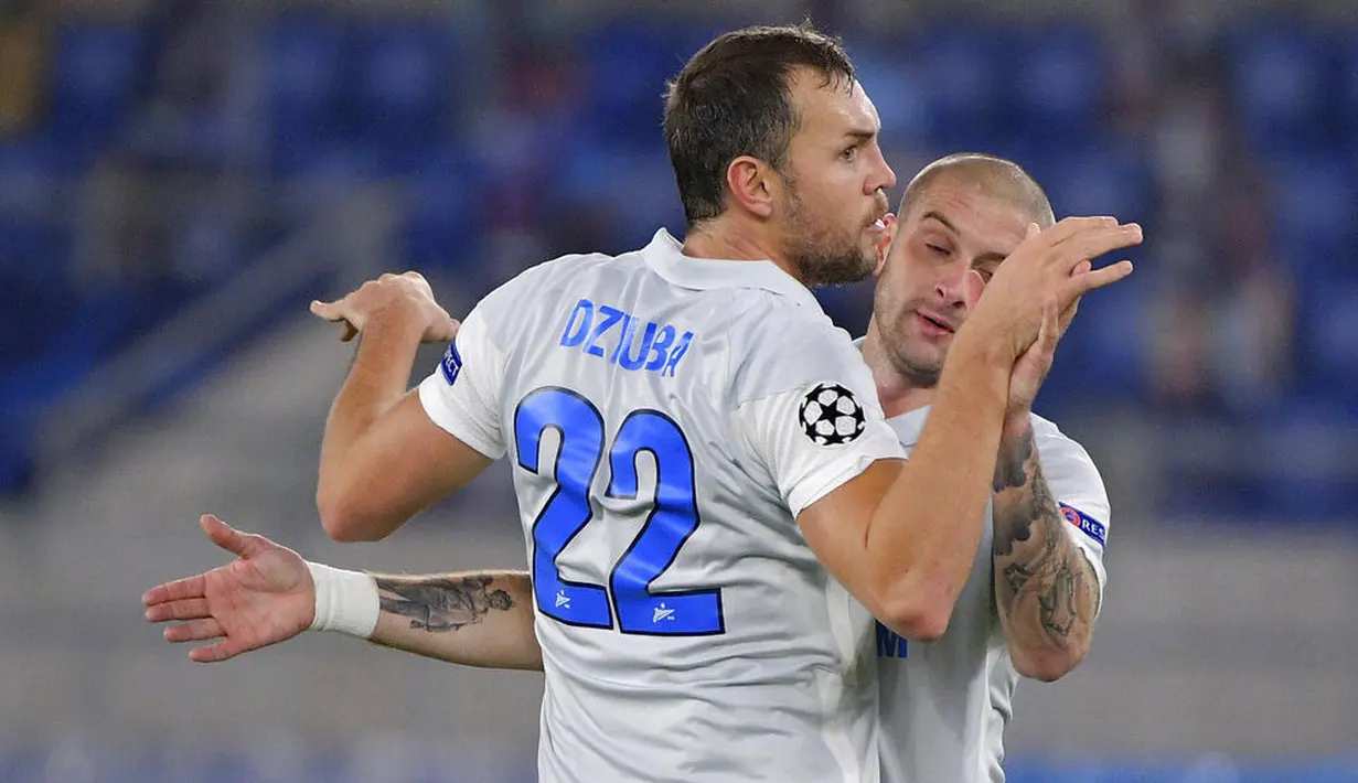 Pemain Zenit Saint Petersburg, Artem Dzyuba, melakukan selebrasi usai mencetak gol ke gawang Lazio pada laga Liga Champions di Stadion Olimpico, Roma, Rabu (25/11/2020). Lazio menang dengan skor 3-1. (Alfredo Falcone/LaPresse via AP)