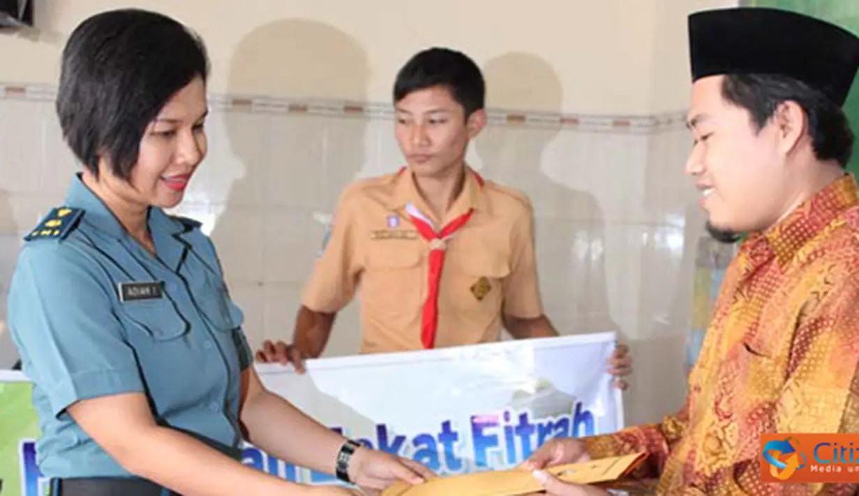 Citizen6, Surabaya: Pabingsis Sekesal Mayor Laut Adiah menyerahkan secara simbolis penyaluran zakat fitrah siswa SMF Sekesal Surabaya. Tahun ini zakat diberikan ke Panti Asuhan Mahbudiah, berupa uang dua juta rupiah. (Pengirim: Penkobangdikal).