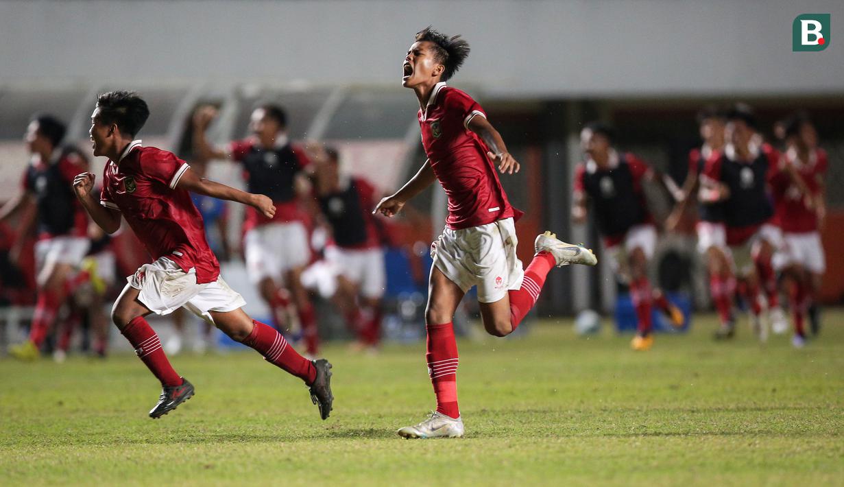 <p>Pemain Timnas Indonesia U-16, Muhammad Ridho Al Ikhsan (kiri) dan rekannya merayakan kemenangan atas Myanmar U-16 lewat adu penalti dalam laga semifinal Piala AFF U-16 2022 antara Indonesia U-16 melawan Myanmar U-16 di Stadion Maguwoharjo, Sleman, Rabu (10/8/2022) malam WIB. (Bola.com/Bagaskara Lazuardi)</p>