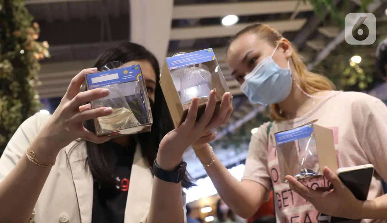 Pengunjung mendapatkan hewan peliharaan di Living World Alam Sutera, Tangerang Selatan, Banten, Minggu (5/12/2021). Para pengujung  bisa mendapatkan hewan peliharaan baru secara gratis dengan cara memilih melalui aplikasi spotgua yang merupakan Experience Mall 4.0. (Liputan6.com/Angga Yuniar)