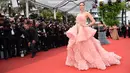 Aktris blasteran Inggris-Thailand, Araya Hargate berpose untuk fotografer saat tiba dalam pembukaan Festival Film Cannes ke-69 di Cannes, Prancis selatan, Rabu (11/5/2016). (Anne-Christine POUJOULAT/AFP)