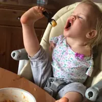 Vasilina, bayi tanpa kedua tangan belajar makan dengan kaki. (Elmira Knutzen/Facebook)