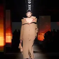 Terinspirasi dari teknik artistik klasik yang mengeksplorasi kontras cahaya dan bayangan, koleksi ini tidak hanya berbicara tentang estetika, tetapi juga tentang kompleksitas kehidupan manusi, tentang kerapuhan, kekuatan, dan keindahan yang muncul dari keduanya. [Dok/Balenciaga],