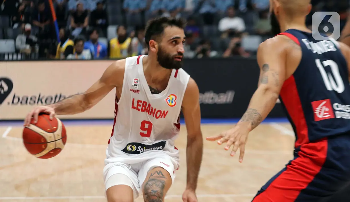Pemain timnas basket Lebanon, Sergio El Darwich saat melawan Perancis pada penyisihan Grup H FIBA World Cup 2023 di Indonesia Arena, Gelora Bung Karno, Jakarta, Selasa (29/8/2023). (Liputan6.com/Helmi Fithriansyah)