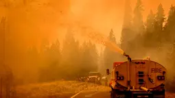 Cal Fire menginformasikan, kebakaran yang terjadi dalam dua minggu terakhir telah menghanguskan sekitar 414.042 hektare (167.557 hektare) dengan tingkat penanggulangan mencapai 34%. (JOSH EDELSON/AFP)