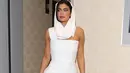 Kylie Jenner menghadiri konser Beyonce’s Renaissance di Paris mengenakan hooded mini dress dari Ferragamo spring 2023 collection. [@plazaindonesia]