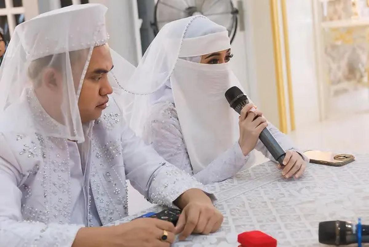 Rujuk Usai 6 Bulan Cerai, 8 Potret Dodhy Kangen Band dan Ayu Rizki Nikah Lagi