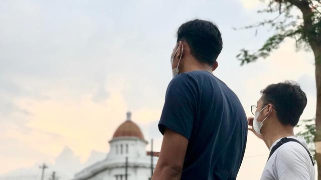 Warga sedang berkunjung ke Kota Tua, Jakarta Barat sambil mengenakan masker karena masih di tengah pandemi COVID-19. (28/8/2022) Foto: Liputan6.com/ Ade Nasihudin).