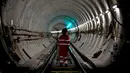 Pekerja memeriksa pembangunan jalur kereta api di sebuah terowongan proyek Crossrail di Stepney, London, Inggris, (16/11). Crossrail merupakan proyek jalur kereta bawah tanah terbesar di Eropa. (REUTERS/Stefan Wermuth)