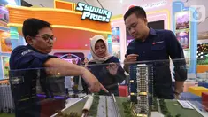 Direktur Pemasaran dan Pengelolaan Properti PT Adhi Persada Properti (APP) Wahyuni Sutantri (tengah) berbincang dengan Project Director Dhika Universe Malang Randy Areza dan Project Director The Conexio Hartono pada Indonesia Properti Expo 2020 di Jakarta, (19/2/2020). (Liputan6.com/Fery Pradolo)