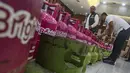 Petugas menata barang bukti terkait kasus pengoplosan atau penyuntikan tabung Liquified Petroleum Gas (LPG) bersubsidi di gedung Badan Reserse Kriminal (Bareskrim) Markas Besar Kepolisian Republik Indonesia (Mabes Polri), Jakarta, Senin (5/5/2025). (merdeka.com/Arie Basuki)