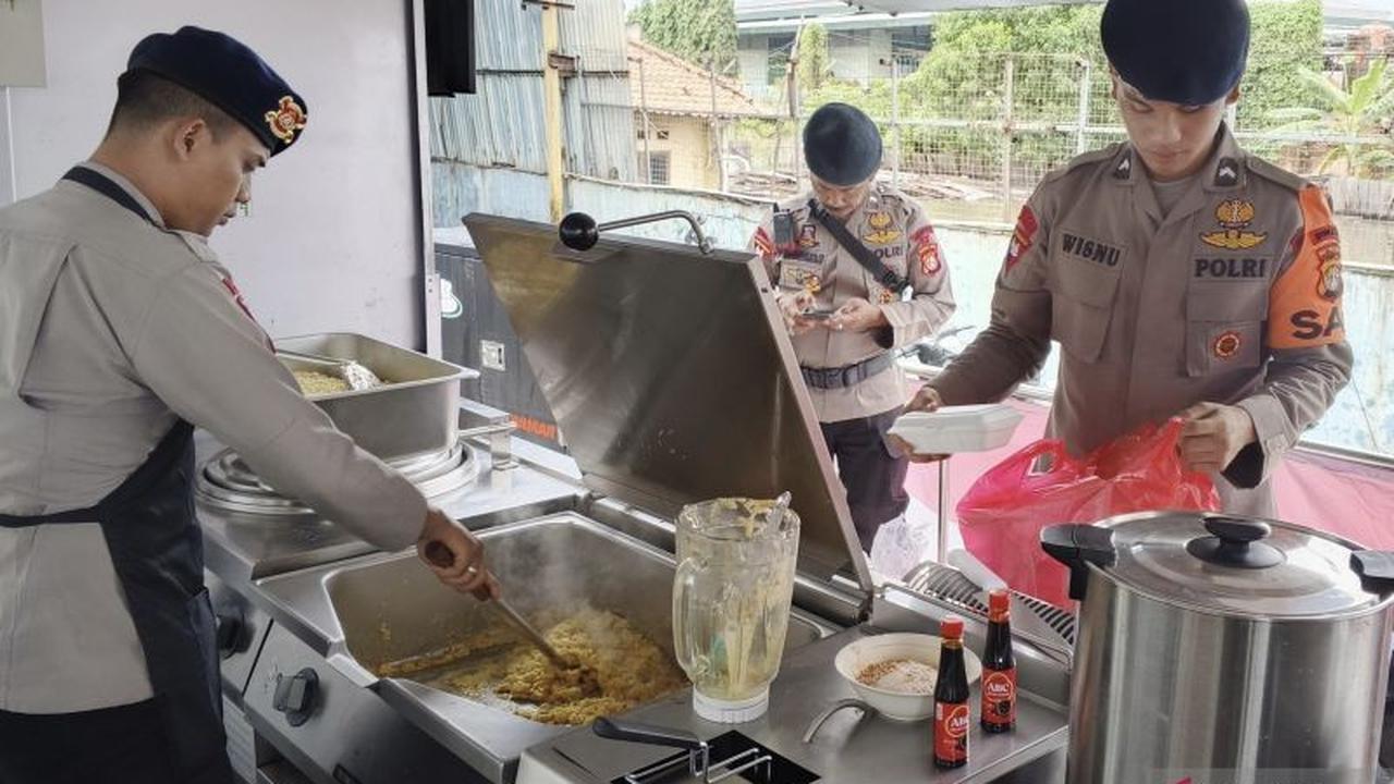 Dapur Lapangan Brimob Polda Metro Jaya Salurkan Bantuan untuk Korban Banjir Cikarang