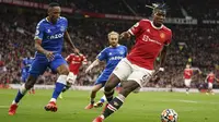 Usai itu, Manchester United kembali memperoleh peluang melalui Paul Pogba. Kali ini, sepakannya masih melambung di atas mistar gawang Everton. (AP/Dave Thompson)