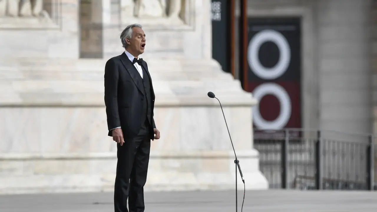 Andrea Bocelli menyanyi di Katedral Duomo yang kosong saat Paskah 2020. (Claudio Furlan/LaPresse via AP)