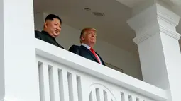 Pemimpin Korea Utara Kim Jong-un (kiri) dan Presiden AS Donald Trump melihat keluar dari balkon Hotel Capella di Pulau Sentosa, Singapura, Selasa (12/6). Sebelumnya, Trump dan Kim melakukan pembicaraan empat mata selama 35 menit. (AP Photo/Evan Vucci)