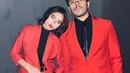 Setelan blazer serba merah jadi pilihan outfit couple Fuji dan Thariq saat Halloween. @fuji_an.