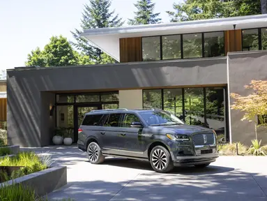 Lincoln kembali melakukan penyegaran pada Lincoln Navigator yang merupakan mobil segmen SUV Mewah mereka. Mobil keluaran 2023 ini memiliki desain yang terkesan berwibawa dan pastinya mewah. Untuk dapur pacu, mobil ini dibekali mesin Twin-Turbocharged 3.5L V6 dengan transmisi 10 percepatan yang dapat menghasilkan tenaga 440hp pada 5850rpm. (Source: auto-data.net)