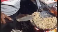 Aksi Unik Penjual Nasi Goreng di Kudus, Mengaduk Masakan dengan Sekop. foto: TikTok @leluhurpart1610