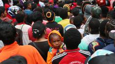 Suporter cilik ikut dalam antrean saat memasuki  areal stadion pada pembukaan Torabika Soccer Championship 2016 di Stadion Mandala, Jayapura, Papua, Jumat (29/4/2016). (Bola.com/Nicklas Hanoatubun)