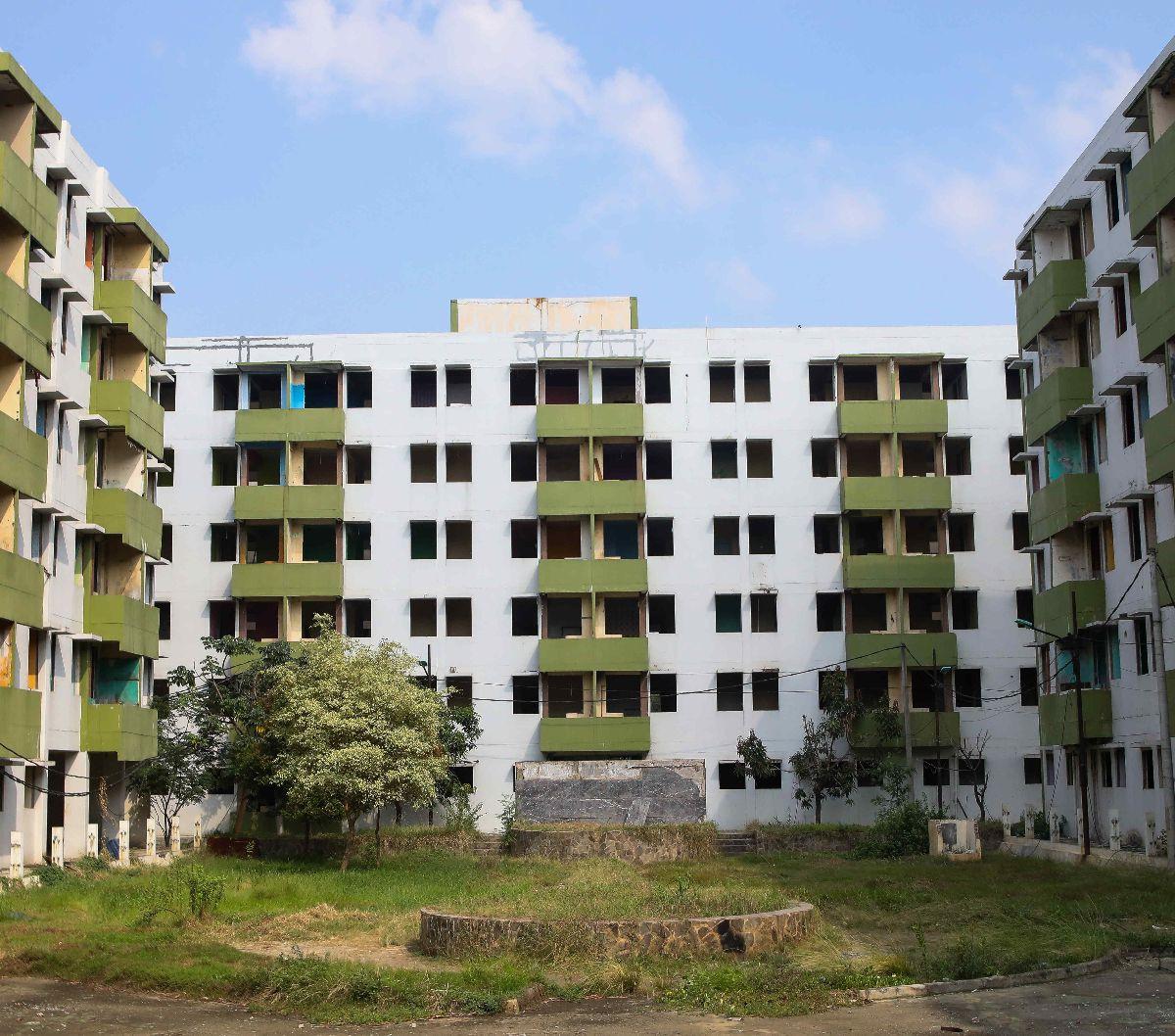 Pemandangan kondisi terkini Rumah Susun Sederhana Sewa (Rusunawa) Marunda pascapenjarahan aset-aset yang tersisa di Jakarta, Jumat (21/6/2024).&nbsp;Sejak ditinggal oleh para penghuninya yang direlokasi ke tempat lain, bangunan tersebut tampak rusak parah
