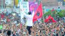 Capres nomor urut 01 Joko Widodo atau Jokowi menyapa pendukungnya saat kampanye terbuka di Alun-Alun Brebes, Jawa Tengah, Kamis (4/4). Jokowi menargetkan kemenangan lebih dari 80 persen di Brebes. (Liputan6.com/Angga Yuniar)