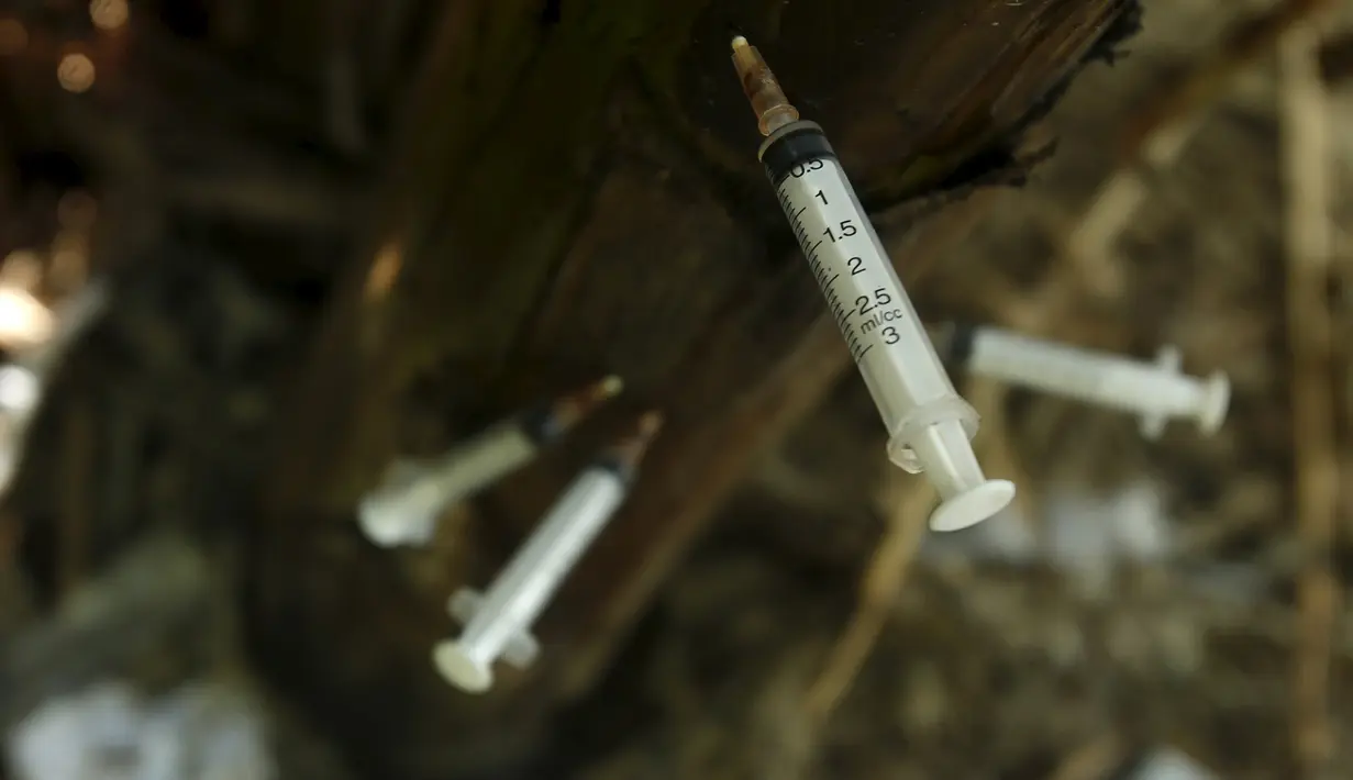Jarum suntik heroin bekas para pecandu narkoba tertancap pada pohon pisang di Hanoi ,Vietnam, Selasa (1/12). Hal ini dilakukan untuk menyinggung meningkatnya remaja yang meninggal akibat AIDS dan penggunaan narkoba. (REUTERS/Kham)