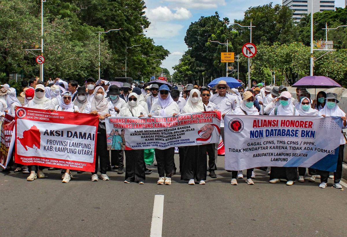 FOTO: Ribuan Honorer Non-Database Geruduk Monas, Tuntut Kepastian Status dan Perlindungan Kerja