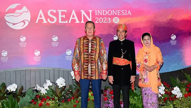 <p>Presiden Joko Widodo (Jokowi) dan Ibu Negara Iriana Jokowi menyambut Menteri Luar Negeri Rusia Sergey Lavrov saat gala dinner KTT ASEAN 2023 di Hutan Kota Gelora Bung Karno (GBK), Jakarta, Rabu (6/9/2023). (Dok. Muchlis Jr/Biro Pers Sekretariat Presiden)</p>