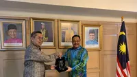 Corporate Secretary SCM (sub-holding Divisi Media Emtek Group) Gilang Iskandar (kiri) dan Duta Besar Malaysia untuk Indonesia Datuk Zainal Abidin Bakar (kanan). (Liputan6.com/Benedikta Miranti T.V)